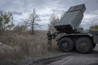 Військові 59-ї окремої моторизованої бригади ЗСУ готуються відкрити вогонь по позиціях росіян за допомогою реактивних снарядів «Град». Район Авдіївки, 20 жовтня 2023 року. /Getty Images