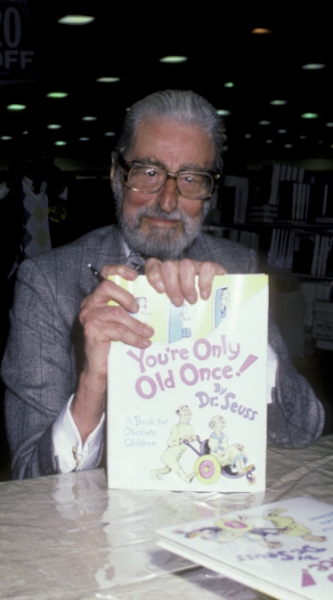 Теодор Гейзел відвідує виставку Dr. Suess у магазині 1 березня 1986 року в Калдорі в Йонкерсі, Нью-Йорк. /Getty Images