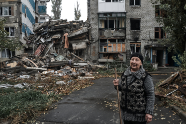 Жителька Авдіївки Тамара прибирає опале листя біля свого зруйнованого будинку 26 жовтня 2023 року. Бої на сході посилилися після того, як Росія почала великий наступ тут на початку цього місяця. /Getty Images