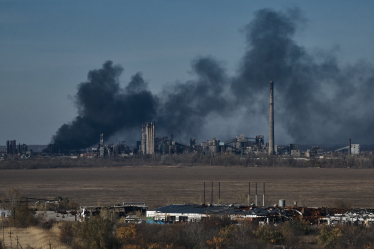 Вид на коксохімічний завод в Авдіївці після авіаудару армії Росії, 30 жовтня 2023 року. /Getty Images