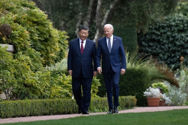 Президент США Джо Байден (справа) і президент Китаю Сі Цзіньпін після спільної зустрічі під час саміту Азійсько-Тихоокеанського економічного співробітництва у Вудсайді, Каліфорнія, 15 листопада 2023 року. /Getty Images