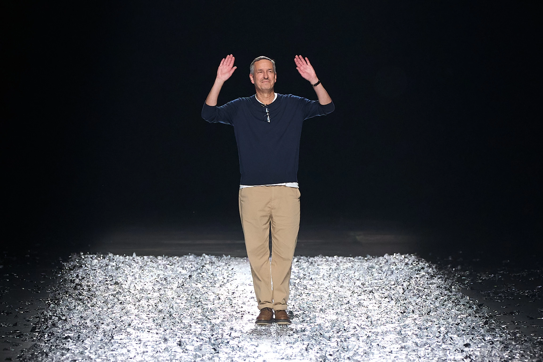 Дріс Ван Нотен у фіналі шоу Dries Van Noten Menswear весна-літо 20252