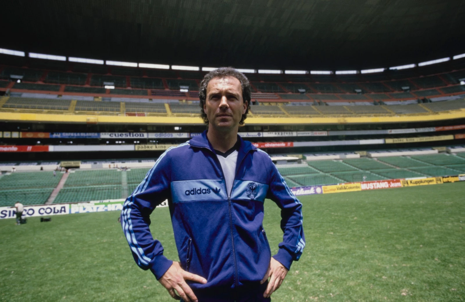 Легендарний футболіст Франц Бекенбауер, який став тренером, демонструє свій фірмовий спортивний костюм adidas на Чемпіонаті світу з футболу 1986 року0