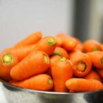 Що станеться, якщо з’їсти забагато моркви: помаранчева шкіра — не…