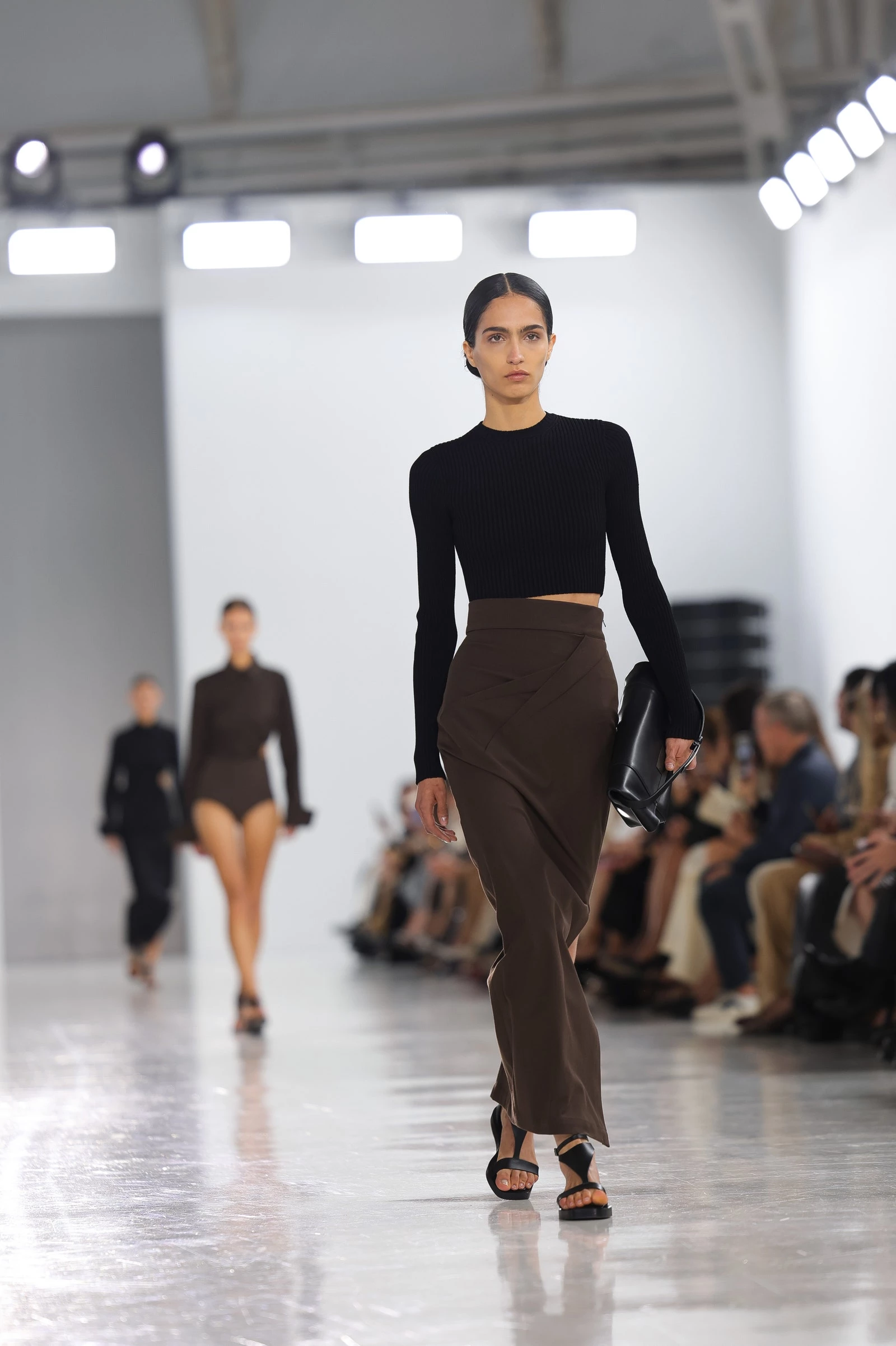 Max Mara весна-літо 2025. Photo: Jacopo Raule/Getty Images0