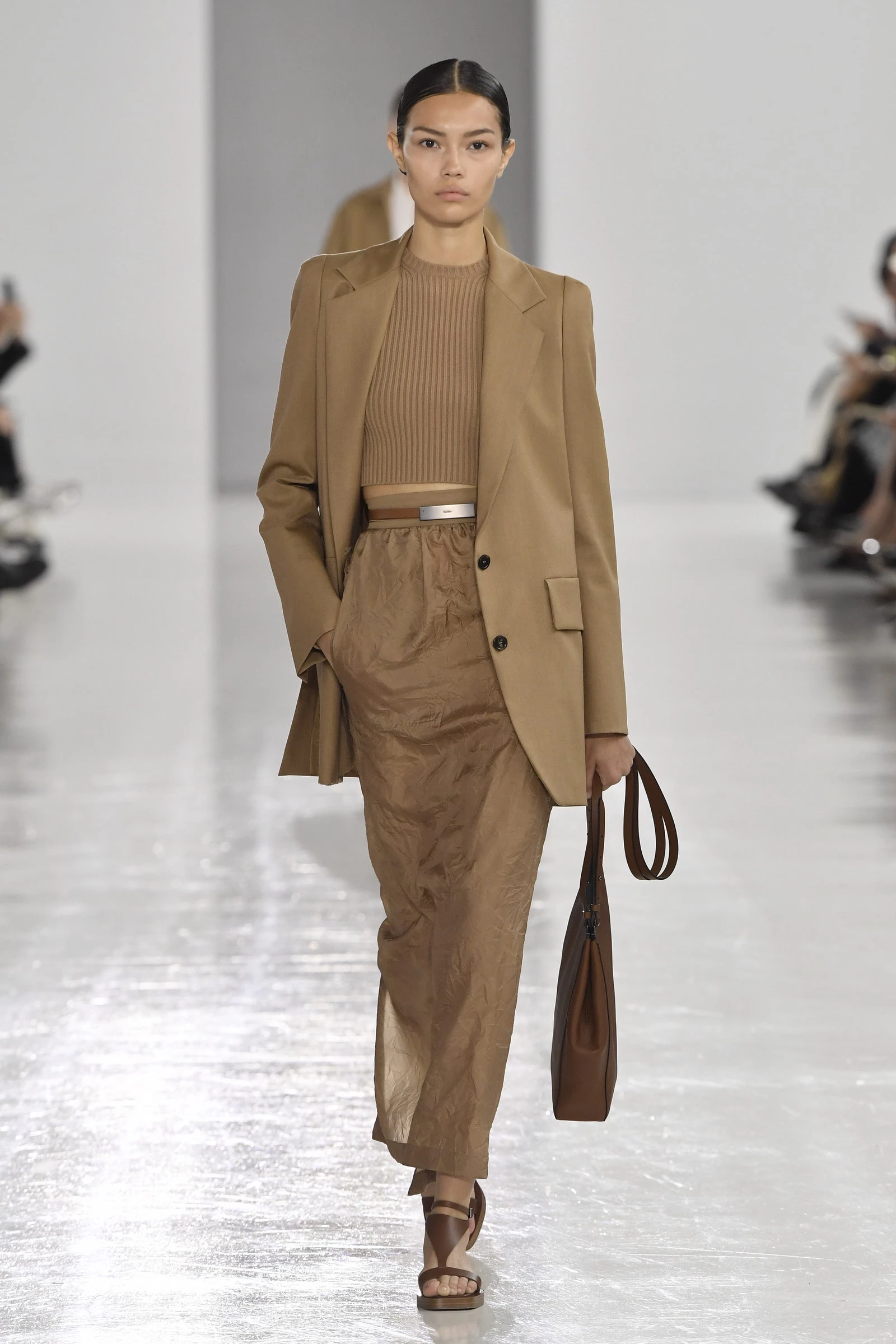 Max Mara весна-літо 2025. Photo: Victor VIRGILE/Getty Images3