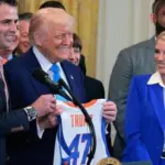 Подарунки для Трампа: «летючий палац», самурайський шолом та пейджер –…