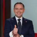 Кандидат у президенти Польщі під час дебатів поклав до рота…