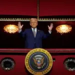 Аплодували та свистіли: поява Трампа у театрі викликала неоднозначну реакцію