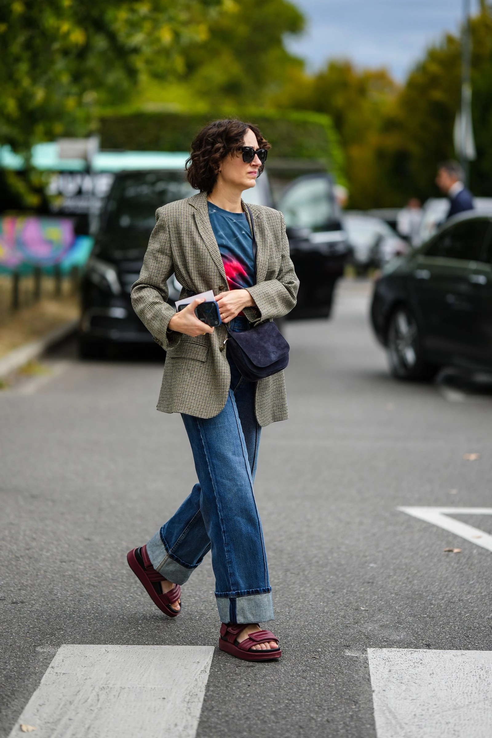 Streetstyle: босоніжки на липучках – улюблене взуття модниць цього літа3