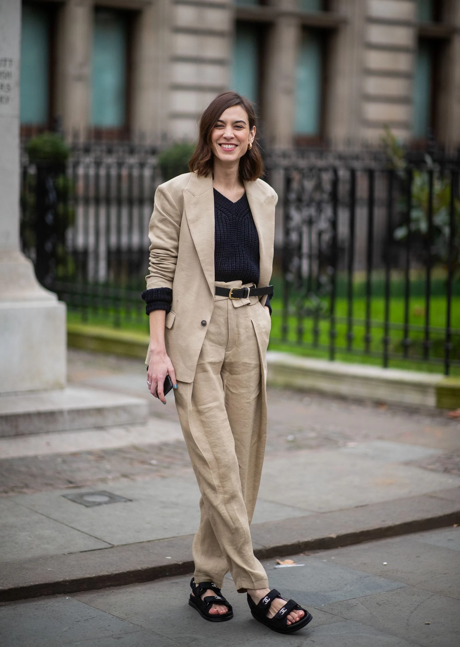 Streetstyle: босоніжки на липучках – улюблене взуття модниць цього літа4