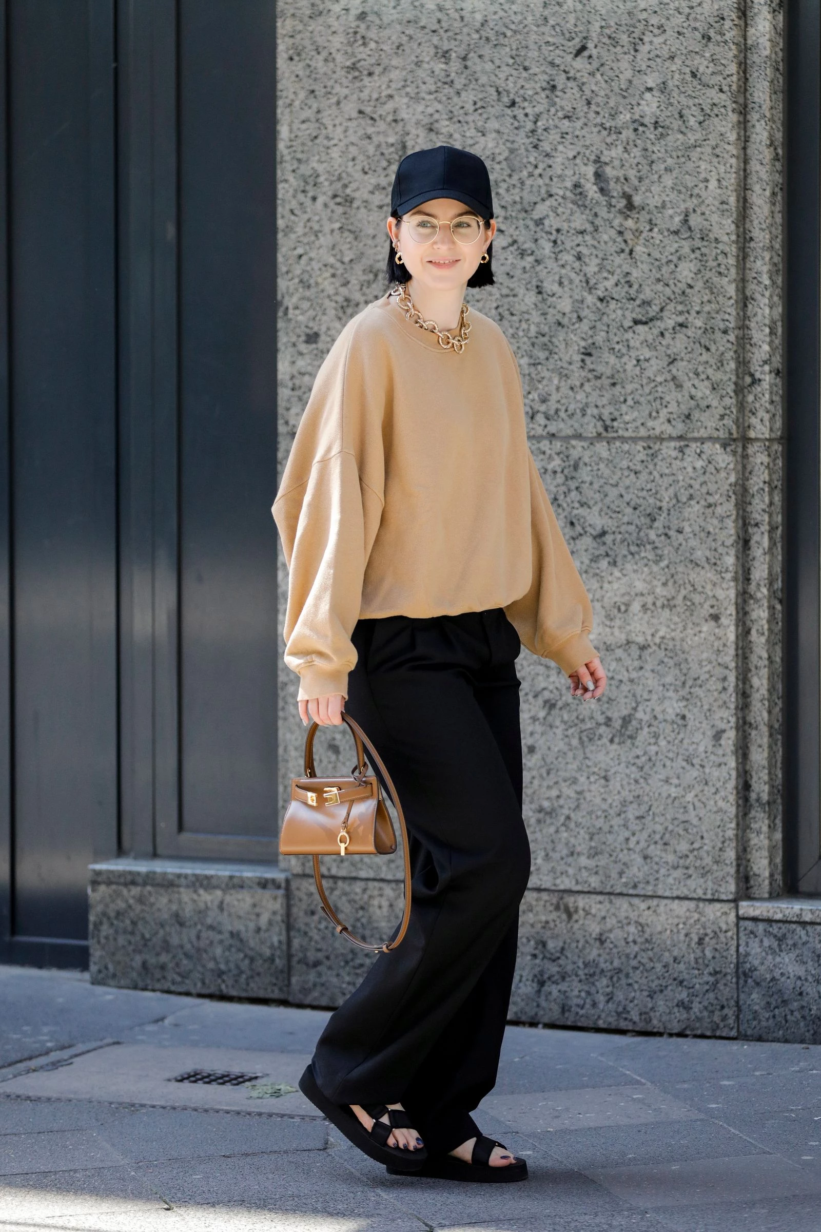 Streetstyle: босоніжки на липучках – улюблене взуття модниць цього літа0