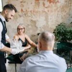 Як правильно спілкуватися з офіціантом за етикетом — тільки не…