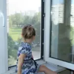 Дитина у Харкові випала з вікна п’ятого поверху та застрягла…
