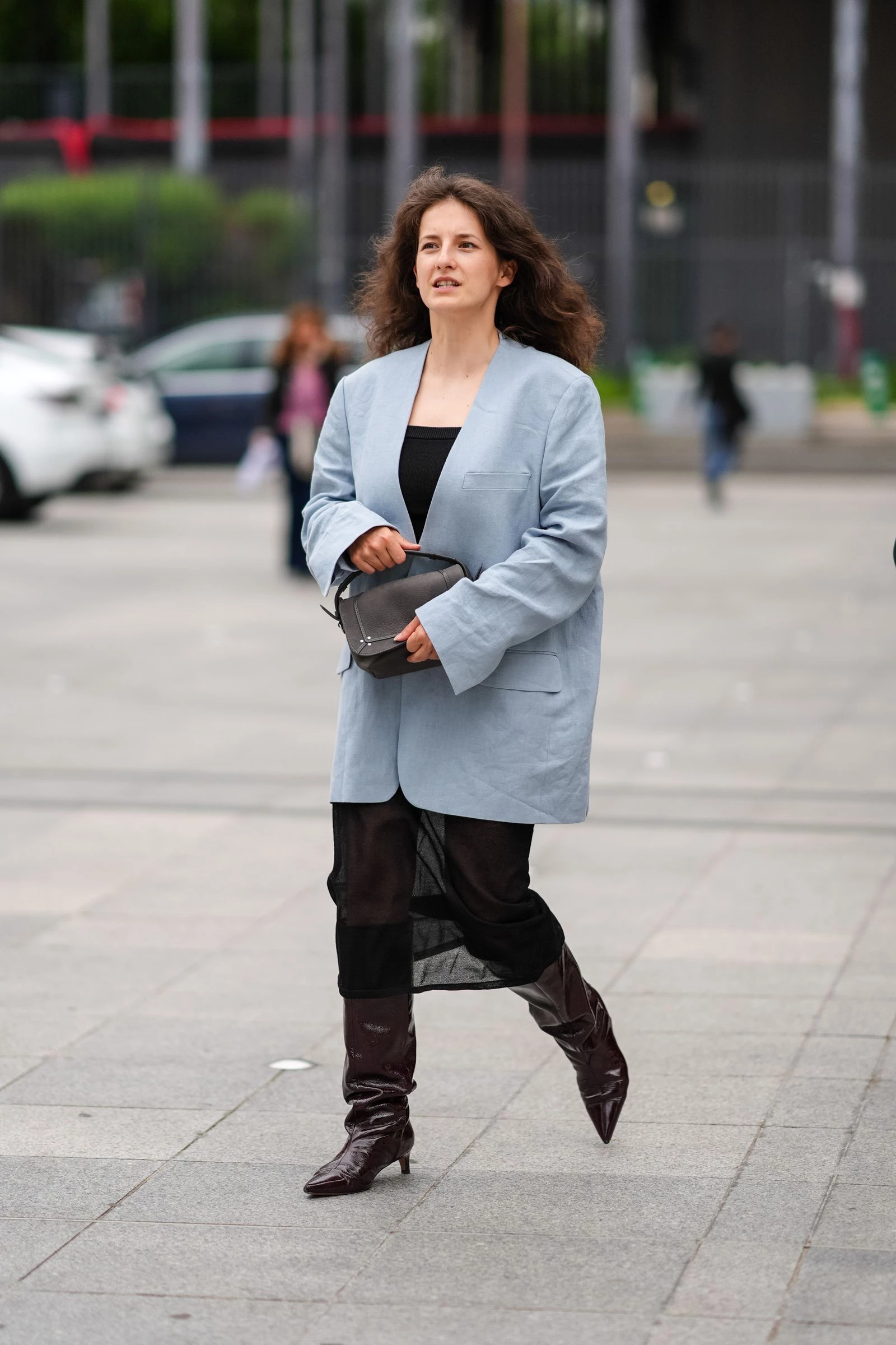 Streetstyle: чоботи kitten heels — головне взуття цієї осені0