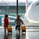 Як подорожувати з немовлятами літаком комфортно і безпечно