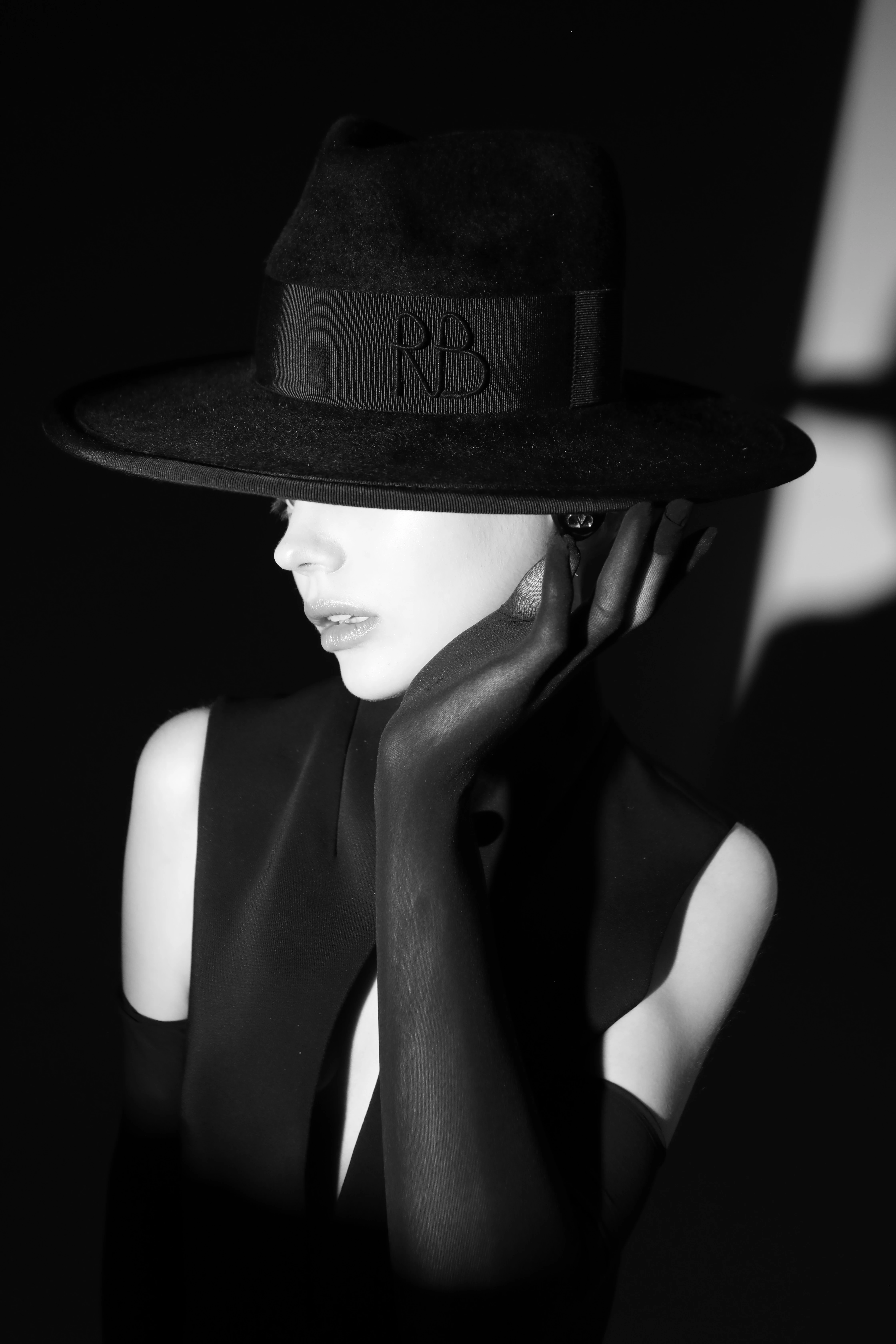 Боді Mugler, капелюх RUSLAN BAGINSKIY та прикраси Valentino1