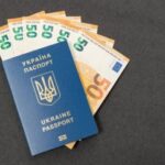 Чи варто скасовувати фінансову допомогу українським біженцям: посол відповів