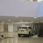 У Києві автомобіль влетів у ТРЦ Ocean Plaza: водійка переплутала…