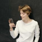Де має знаходитися телефон за етикетом: поради на кожен день