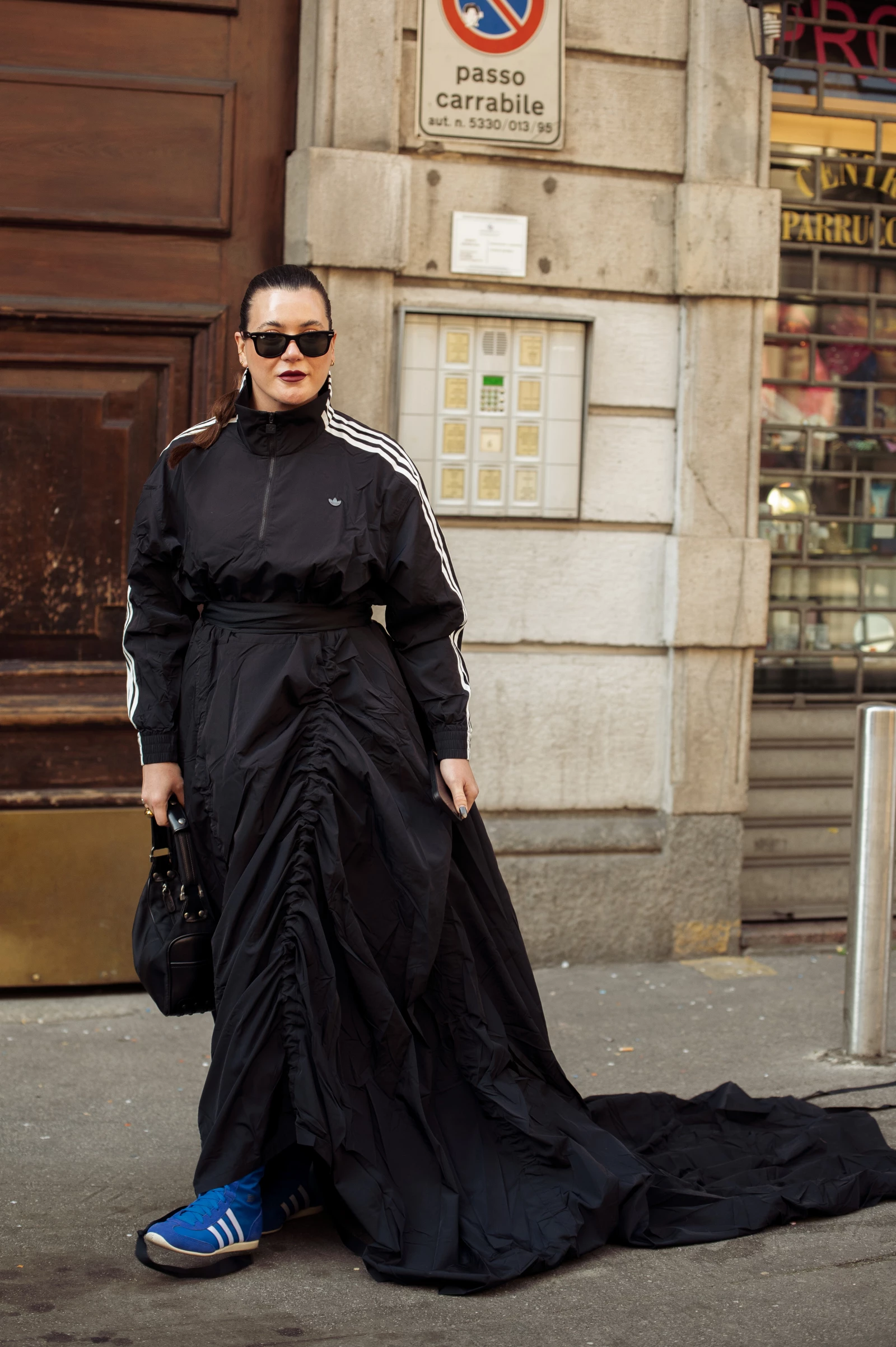 Streetstyle: сині кросівки adidas — улюблене взуття модниць цього сезону3
