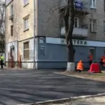 Ями на дорогах, діри в бюджеті: у Києві посадовця підозрюють…