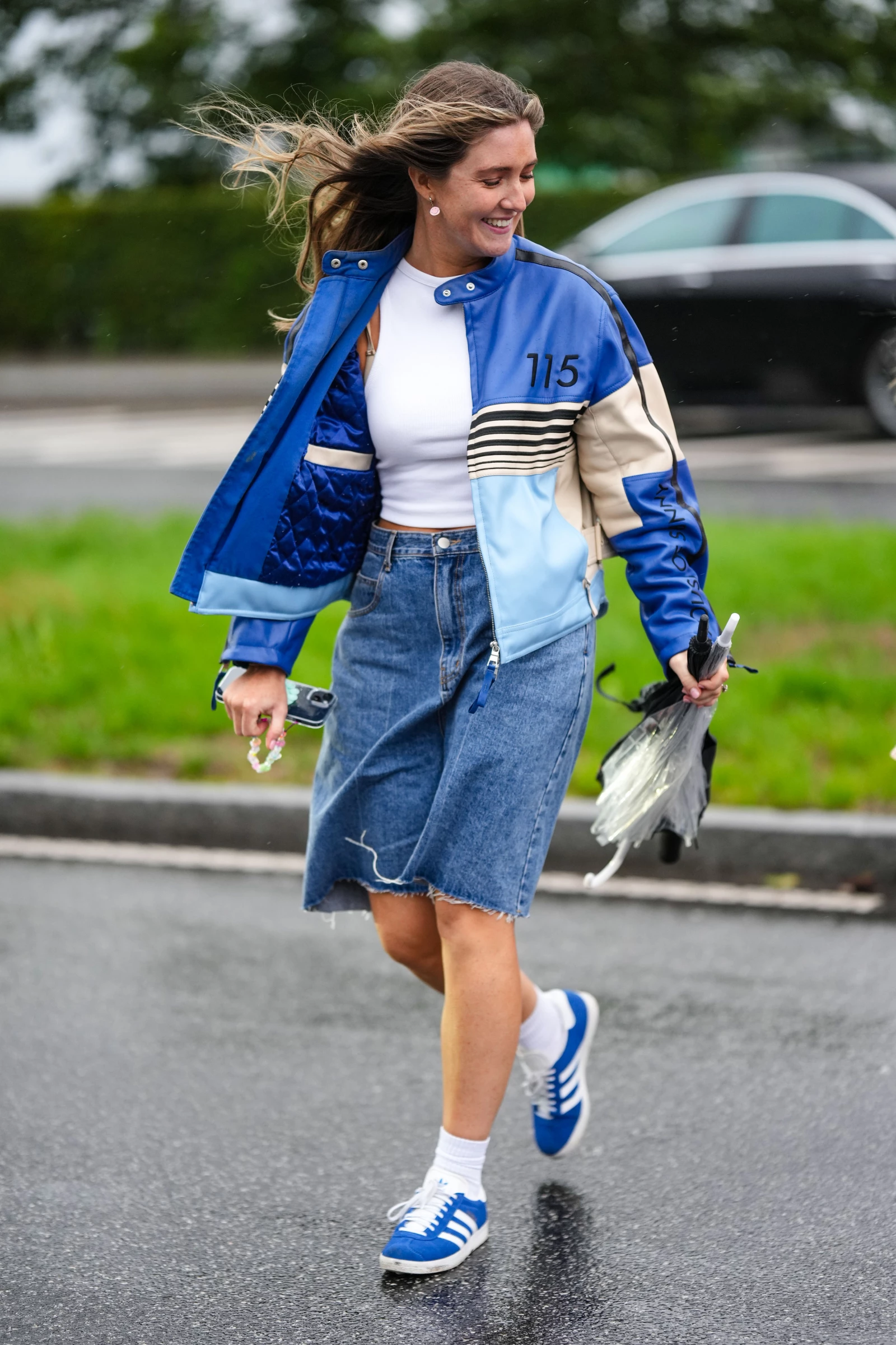 Streetstyle: сині кросівки adidas — улюблене взуття модниць цього сезону0