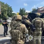 Стрілянина у Черкасах: чоловік кілька разів вистрілив і поранив себе,…