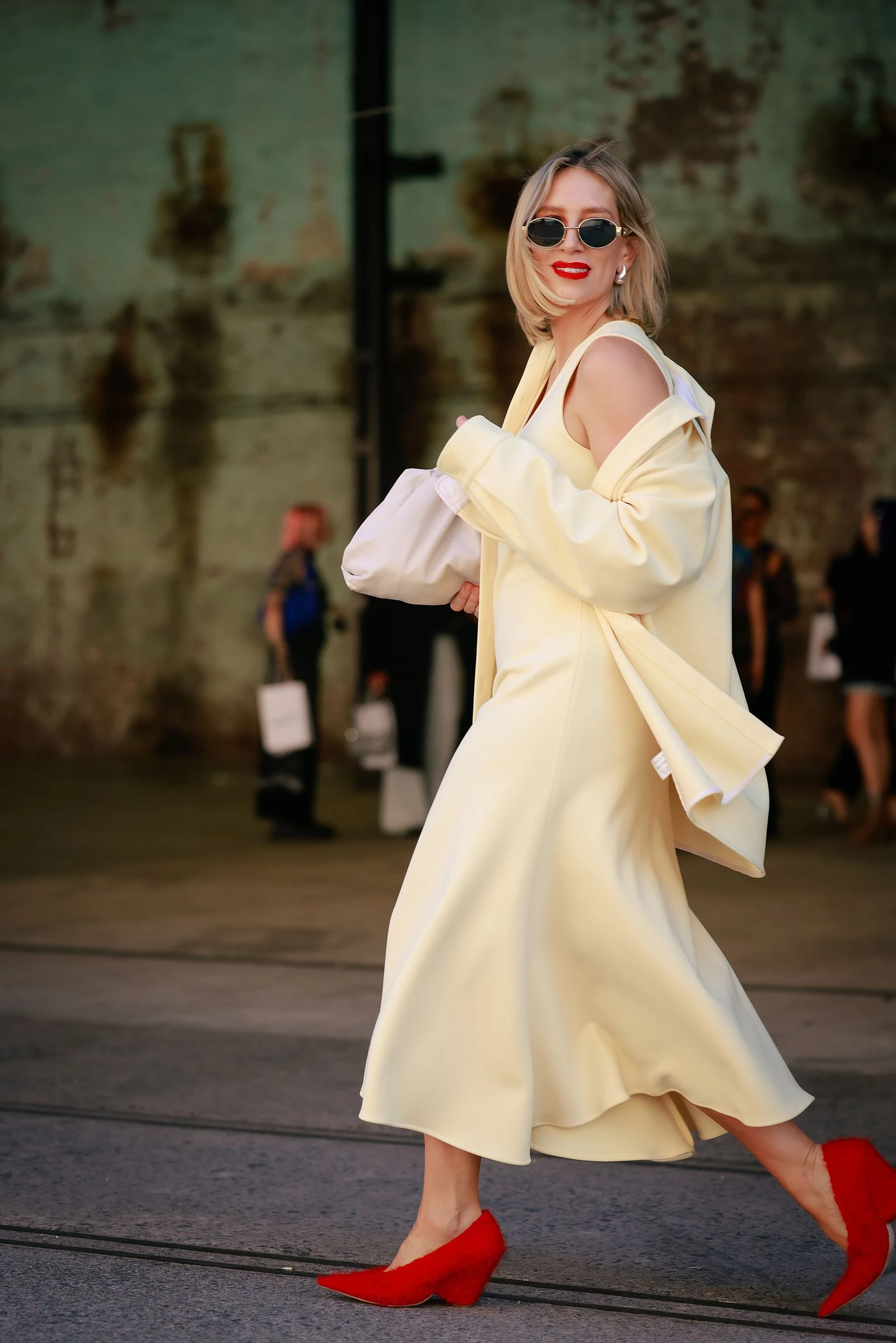 Streetstyle: туфлі на танкетці — наймодніше взуття цього вересня4