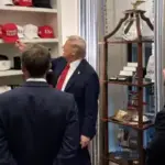 Трамп у Білому домі показав Зеленському та Макрону свою кепку…