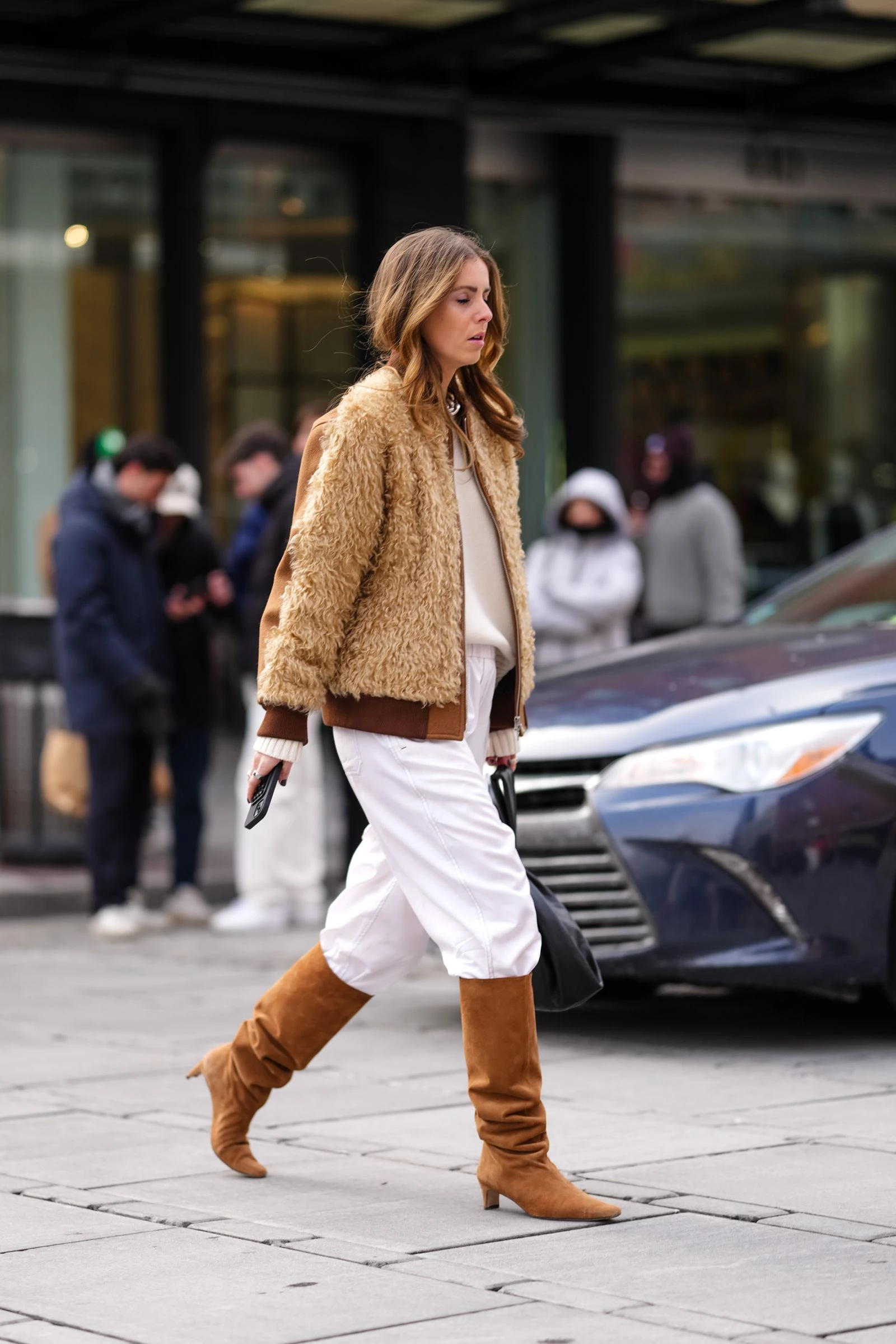 Streetstyle: чоботи kitten heels — головне взуття цієї осені5