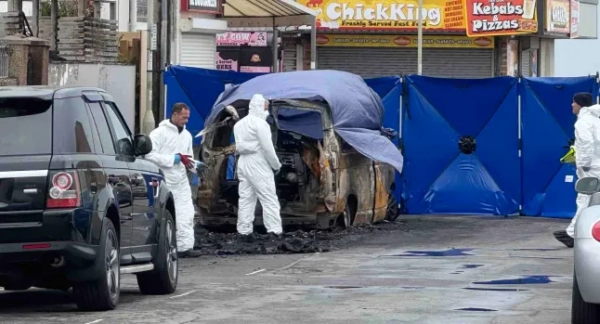 Попередження щодо графічного зображення. Автомобіль, у якому чоловіка знайшли мертвим після пожежі на Макворт-роуд, Порткол, рано вранці в четвер, 28 серпня. Поліція розпочала розслідування, і поблизу парку розваг Коні-Біч залишається кордон. Перед використанням уточнюйте інформацію в редакції новин.