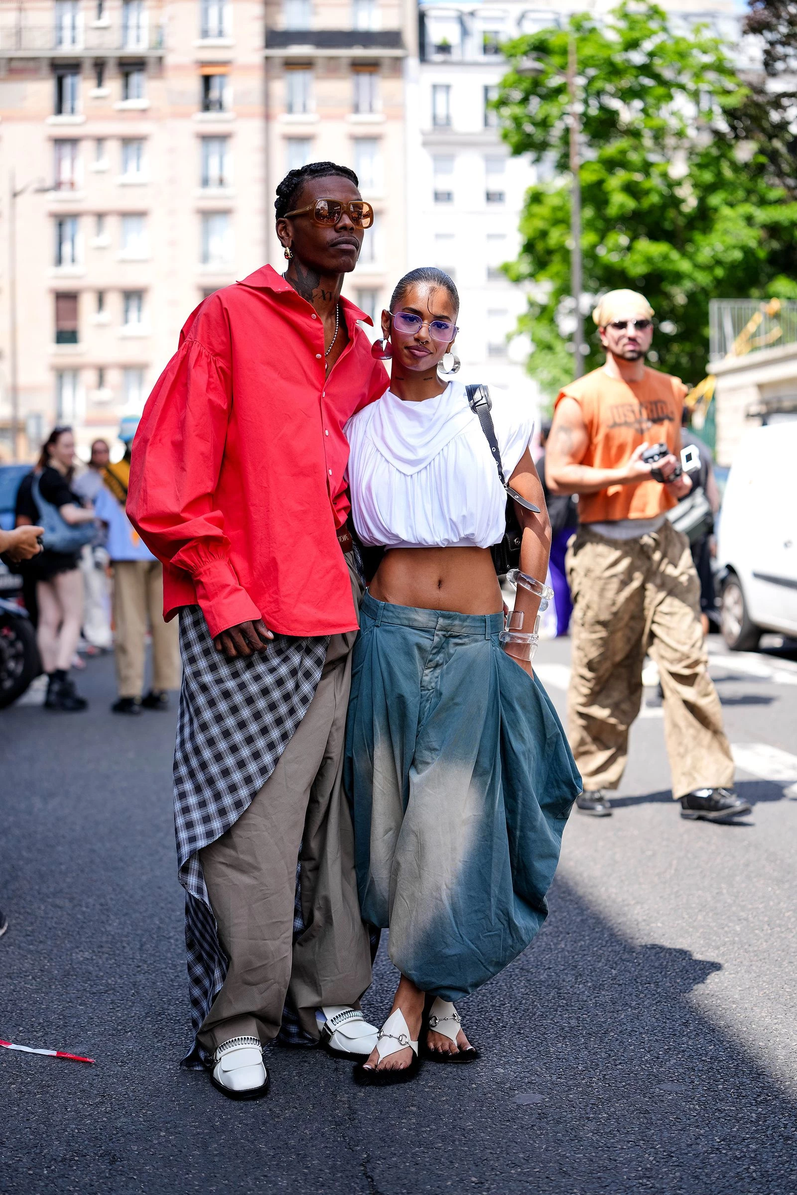 Streetstyle: 6 штанів-шароварів, які варто додати до свого гардероба вже зараз1