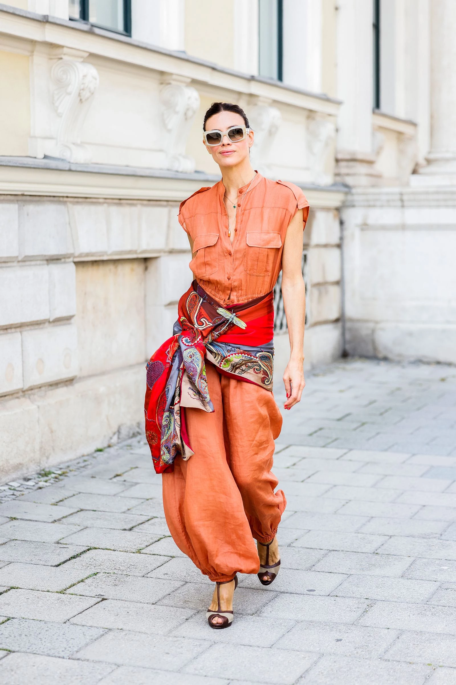 Streetstyle: 6 штанів-шароварів, які варто додати до свого гардероба вже зараз4