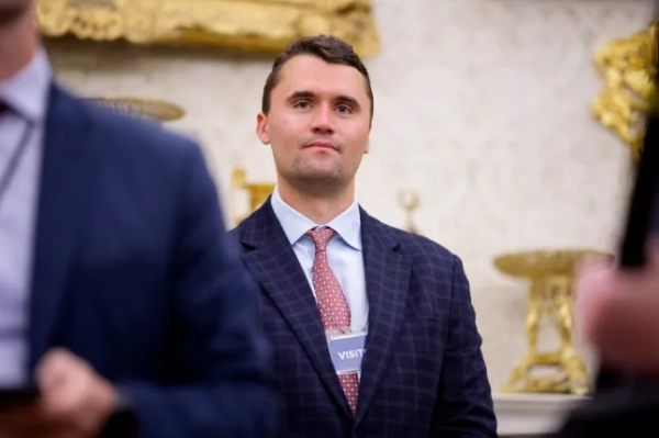 ВАШИНГТОН, ОКРУГ КОЛУМБІЯ – 28 ТРАВНЯ: Співзасновник Turning Point USA Чарлі Кірк стоїть у задній частині кімнати, поки президент США Дональд Трамп виступає під час церемонії складання присяги тимчасової прокурора США у Вашингтоні, округ Колумбія, Жанін Пірро в Овальному кабінеті Білого дому 28 травня 2025 року у Вашингтоні, округ Колумбія. Трамп оголосив про призначення Пірро, колишньої зірки Fox News, судді, прокурора та політика, після того, як втратив підтримку в Сенаті на користь свого першого кандидата, Еда Мартіна, через його погляди на напад на Капітолій США 6 січня 2021 року. (Фото Ендрю Харніка/Getty Images)
