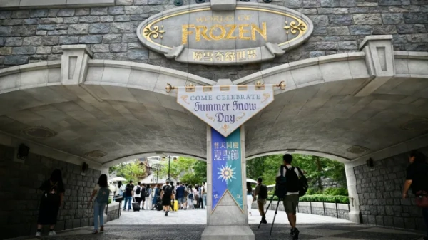ГОНКОНГ, КИТАЙ – 12 ВЕРЕСНЯ: 12 вересня 2023 року відвідувачі відвідують парк розваг «Крижане серце» у Гонконзькому Діснейленді, організований у стилі «Крижаного серця». Відкриття парку розваг «Крижане серце» у Гонконзькому Діснейленді заплановано на 20 листопада. (Фото Лі Чжихуа/China News Service/VCG via Getty Images)