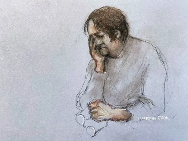 Ескіз хірурга Ніла Гоппера, виконаний художником Елізабет Кук, який визнав себе винним за двома пунктами звинувачення у шахрайстві в Королівському суді Труро, неправдиво стверджуючи, що йому ампутували ноги через хворобу, а не через самозавдану травму для власного сексуального задоволення, і якого було ув'язнено на 32 місяці. Дата фото: четвер, 4 вересня 2025 року. Фото з Пенсильванії. Автор фото: Елізабет Кук/PA Wire.