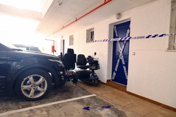 **ФОТО ТА ВІДЕО ЗАГАЛЬНОЇ ОБЛАСТІ ВІД SOLARPIX.COM** **ПЛАТА ЗА ВИКОРИСТАННЯ ОНЛАЙН-СЕРВІСУ У ВЕЛИКОБРИТАНІЇ ЗА КОЖНЕ ФОТО: 1-ше 40,00 фунтів стерлінгів, 2-ге 20,00 фунтів стерлінгів, ВКЛЮЧАЮЧИ ВІДЕОЗНІМКИ. - БЕЗ ОБМЕЖЕННЯ ЦІНИ - ТАРИФИ ЗА ВІДЕО ЗА СТАНДАРТНИМИ ТАРИФАМИ** **ПОВНИЙ ТЕКСТ ВІД НАТАЛІЇ ПЕНЗИ** -ТЕЛ.: +34 659 567 821** natypenza@gmail.com НОМЕР РОБОТИ: 23254 BDR ДАТА: 18.09.2025 Підпис: Квартиру, де стався злочин, сьогодні опечатали поліцейською стрічкою. На синьо-білій стрічці на дверях іспанською мовою було написано: «Поліцейська лінія. Не переходити». Біля дверей квартири були припарковані два електроскутери, ідентичні тим, якими користуються тисячі британських відпочивальників та експатів на курорті Коста-Бланка, відомому завдяки такій акторці, як Мадж з популярного телешоу «Бенідорм». Добре обізнані джерела повідомили, що, на їхню думку, британка, яку задушили, використовувала його для пересування, поки вона була в місті. Це фото: Квартира опечатана сьогодні на місці злочину, зовні стоять самокати для людей з інвалідністю. **ОБОВ'ЯЗКОВО ВКАЗАТИ SOLARPIX.COM ЯК УМОВА ПУБЛІКАЦІЇ** **ПРАВА SOLARPIX - ПОШИРЕННЯ ПО ВСЬОМУ СВІТУ** **ТЕЛЕФОНУЙТЕ НАМ: +34 609568865 ** електронна пошта: alert@solarpix.com