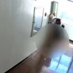 Шокуючий момент: літній чоловік поранив менеджера ножем у своєму будинку…