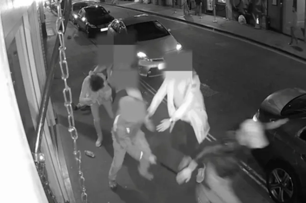 Офіцери під прикриттям затримали злодіїв під час операції з пограбування годинників у центрі Лондона. Дата виходу 17 січня 2024 року. Дивіться історію SWNS SWNAwatches. Поліцейські столичної поліції видавали себе за жертв у рамках нової операції з боротьби з пограбуваннями елітних годинників у центрі Лондона. Поліцейські під прикриттям ходили вулицями пізно вночі в надії натрапити на банди, які намагалися вкрасти дорогі годинники вартістю від 10 000 до понад 100 000 фунтів стерлінгів. На відео, наданих столичною поліцією, видно, як злочинці спочатку наближаються та влаштовують дружбу з самотнім офіцером, а потім влаштовують на нього засідку та зривають годинник з зап'ястя. Потім з'являється прихована група офіцерів та нападає на злочинців, усіх яких заарештували, а пізніше висунули звинувачення. Операція відбулася після серії гучних пограбувань годинників.