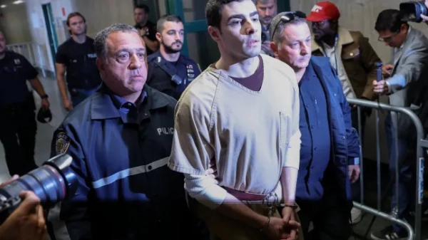 Луїджі Манджоне, підозрюваного у вбивстві головного виконавчого директора UnitedHealthcare Браяна Томпсона, супроводжують до Верховного суду Манхеттена в день його появи за звинуваченнями у вбивстві та тероризмі штату Нью-Йорк, Нью-Йорк, США, 16 вересня 2025 року. REUTERS/Mike Segar