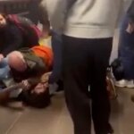 Пасажири метро затримали “викрадача телефонів”, у якого знайшли мобільні телефони,…