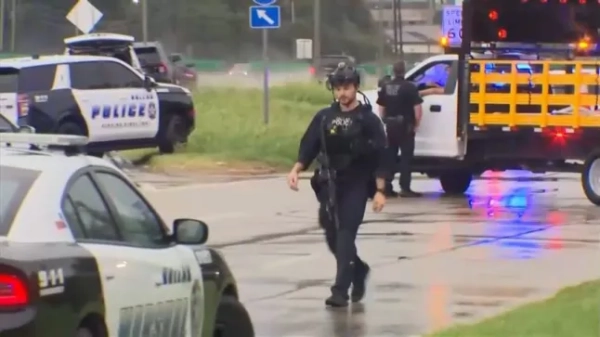 Озброєні офіцери на місці нападу.