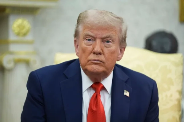 Президент Дональд Трамп слухає під час зустрічі з президентом Польщі Каролем Навроцьким в Овальному кабінеті Білого дому в середу, 3 вересня 2025 року, у Вашингтоні. (Фото AP/Еван Вуччі)