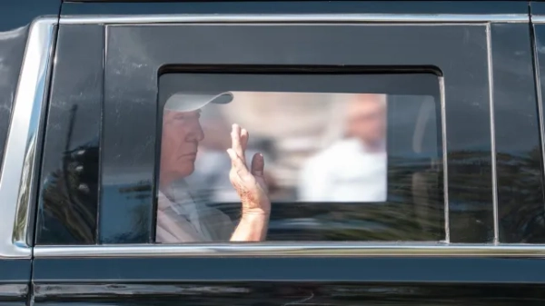 Обов'язкове посилання: Фото Ендрю Лейдена/ZUMA Press Wire/Shutterstock (15466968c) Президент Дональд Трамп повертається до Білого дому після поїздки на Національне поле для гольфу Трампа у Вірджинії 1 вересня 2025 року. Трамп повертається до Білого дому. Вашингтон, округ Колумбія, США - 31 серпня 2025 року