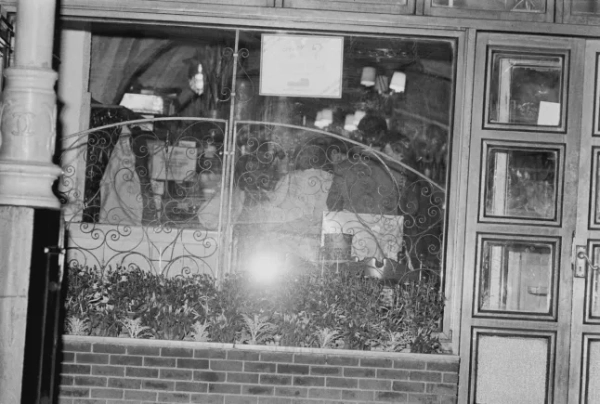 Вітрина ресторану Spaghetti House під час облоги в Найтсбріджі, Лондон, Велика Британія, 29 вересня 1975 року. (Фото Evening Standard/Hulton Archive/Getty Images)