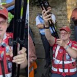 Учасник антимігрантського протесту, який вийшов на мітинг на захист дітей,…