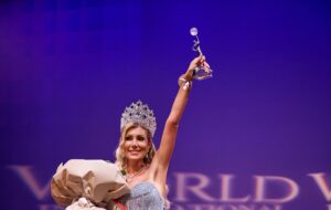 Українка здобула титул «Miss Petite World International»: розігрує свою корону заради допомоги дітям