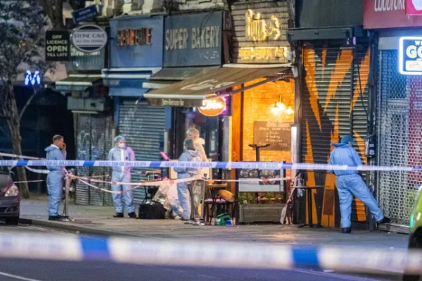 ?? Ліцензовано для London News Pictures. 30/05/2024. Лондон, Велика Британія. Судово-медичні експерти збирають докази на місці події в Далстоні, східний Лондон. Поліцію викликали о 9:20 у середу, 29 травня, щодо повідомлення про стрілянину біля ресторану на Кінгсленд Хай-стріт, Далстон, східний Лондон. На місці події було знайдено трьох дорослих та дитину з вогнепальними пораненнями. Усіх їх доставили до лікарні східного Лондона. Дитина залишається у важкому стані, і ми очікуємо на подальшу інформацію про стан інших жертв. Фото: Марцін Новак/LNP