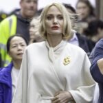 Анджеліна Джолі велична у кремовому пальто-накидці на знімальному майданчику фільму…